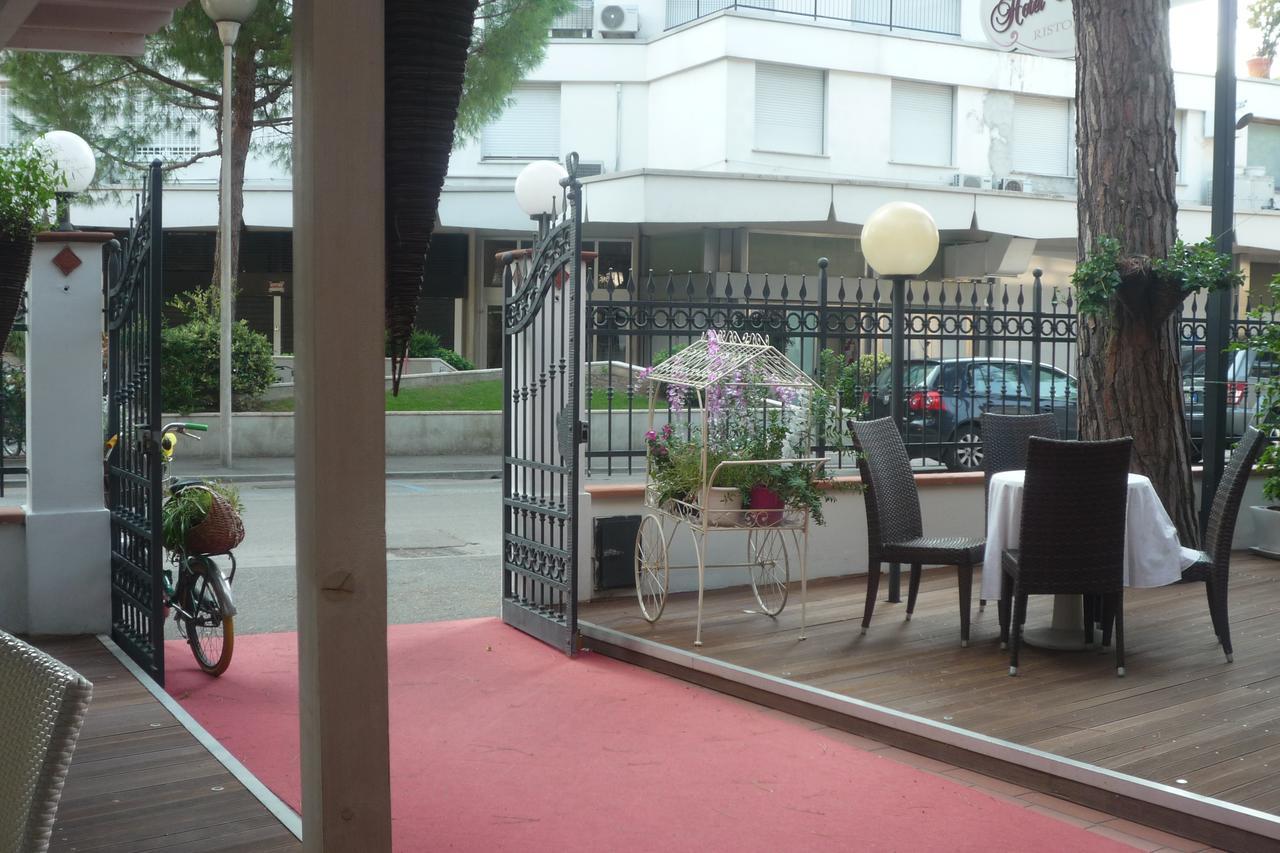 Hotel Villa Pina Milano Marittima Exterior photo